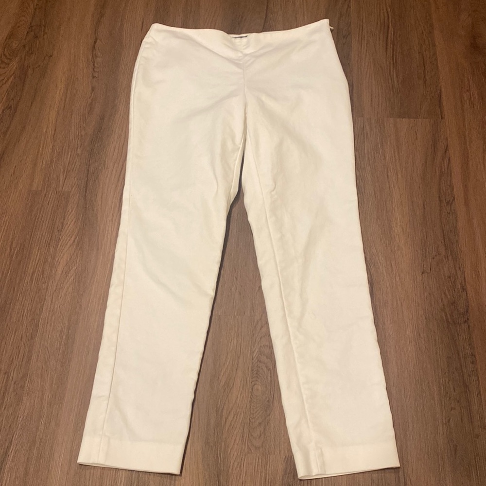 Women’s white Vince Camuto pants.